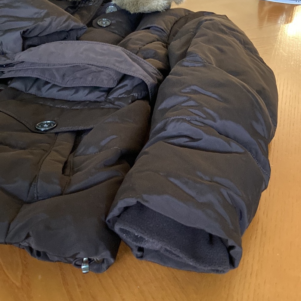 Ladies size small Lands’ End down puffer coat with detachable faux fur collar. - Picture 5 of 9